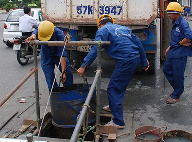 Thợ nạo v&eacute;t hố ga quận 6 đang thi c&ocirc;ng