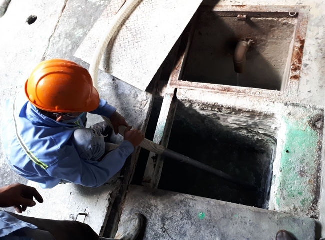 Nh&acirc;n vi&ecirc;n đang thi c&ocirc;ng nạo v&eacute;t hố ga quận 6 gi&aacute; rẻ