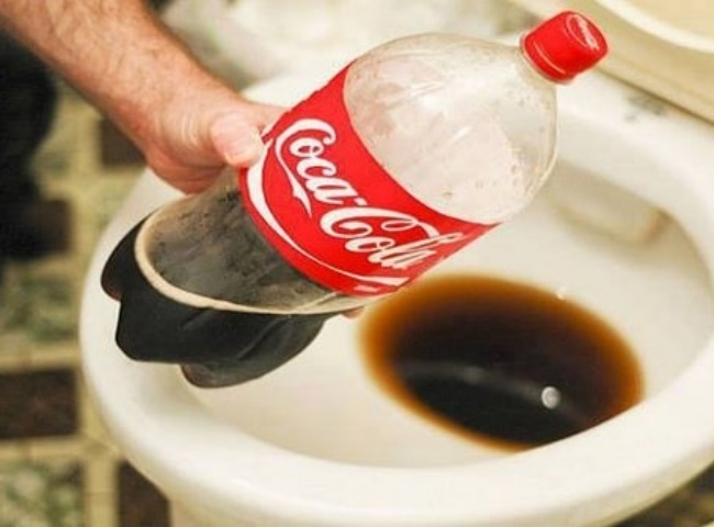 D&ugrave;ng coca,pepsi th&ocirc;ng nghẹt bồn cầu