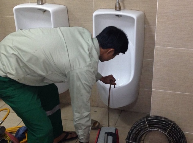 Dịch vụ th&ocirc;ng bồn tiểu nam quận 6 quy tr&igrave;nh nhanh ch&oacute;ng