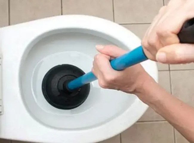 C&aacute;ch giải quyết việc bồn cầu bị  nghẹt