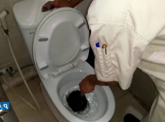 th&ocirc;ng tắt bồn cầu nhanh ch&oacute;ng